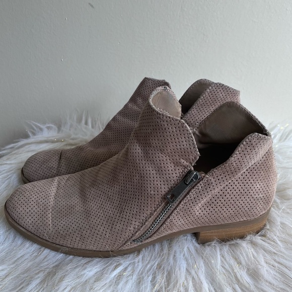 Universal Thread brown ankle boots shoes size 8.5 - Picture 1 of 10